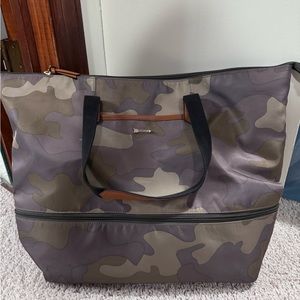 Stella & Dot expandable shoulder tote bag - camo print - day tripper